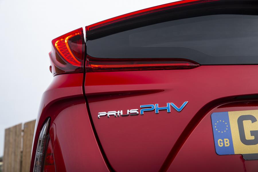 Детали экстерьера Toyota Prius Plug-in Hybrid Business Edition+ 2019 года  (UK) (фото 24 из 30)